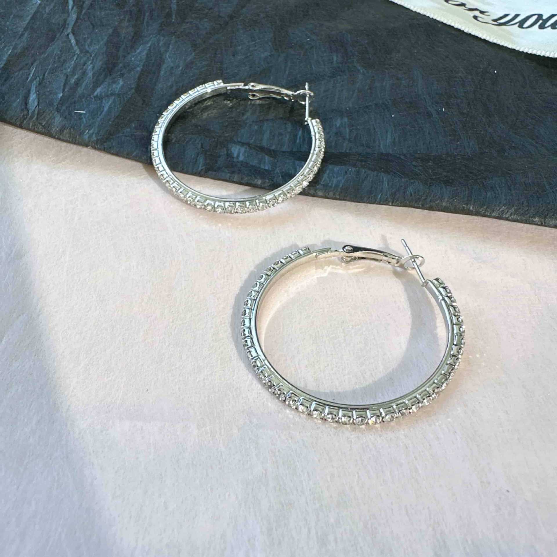 

Shiny Rhinestone Hoop Earrings Luxury Big Circle Zinc Alloy Exaggerated Personality Earrings Jewelry Female Accessories срібний