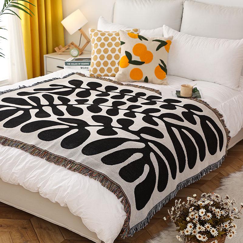 Versatile Ins-Style Line Illustration Blanket: Perfect for Camping, Casual Use, Naps, Throwing, Sofas, Picnics, and Bed Ends.