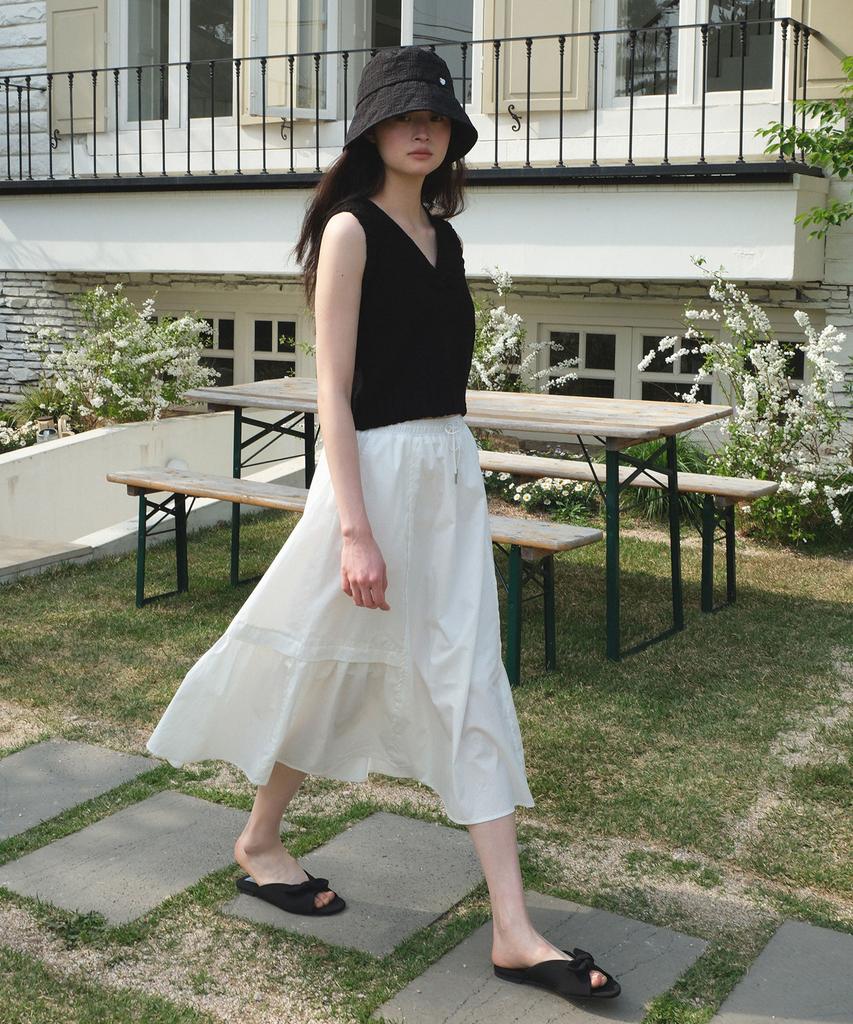 Moui Scallop Sleeveless Knit Vest (Black)
