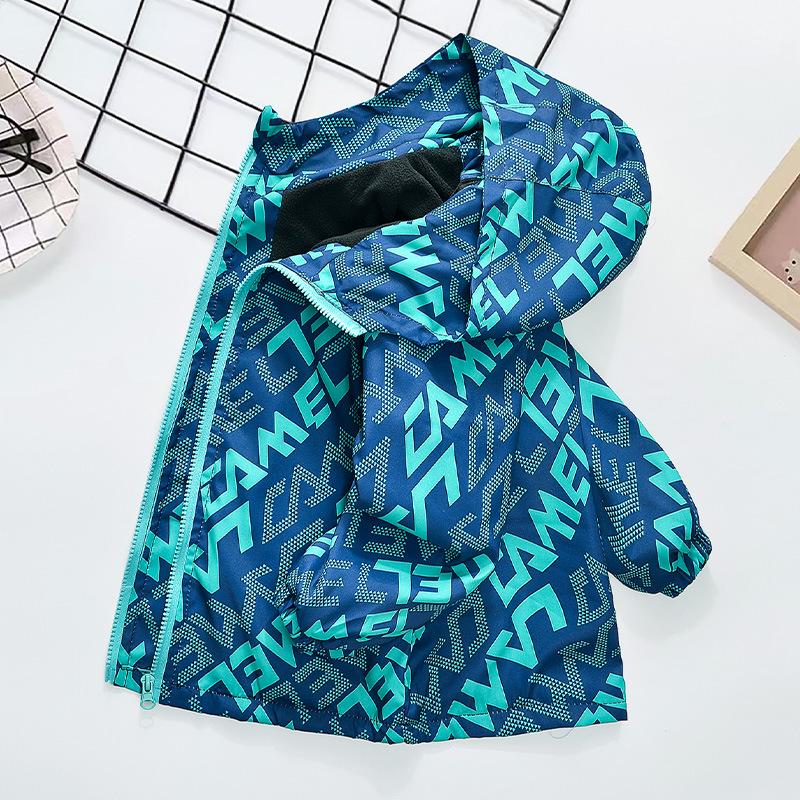 

Ветрозащитное осеннее пальто для мальчиков с флисовой подкладкой: Трендовый принт с буквами 2025 120 зелёный