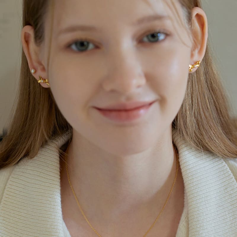 Lewe Petite Pearl Ribbon Earring (Silver/Gold)