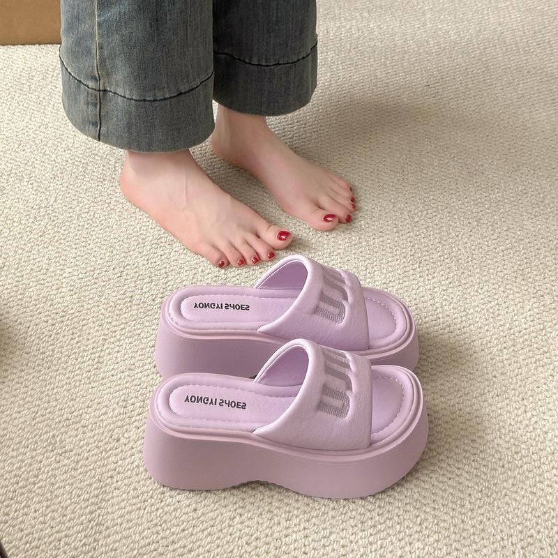 The slope heel is heightened and versatile, the open-toed cool slippers are worn outside women's shoes in the summer of 2025, and the new small man ha