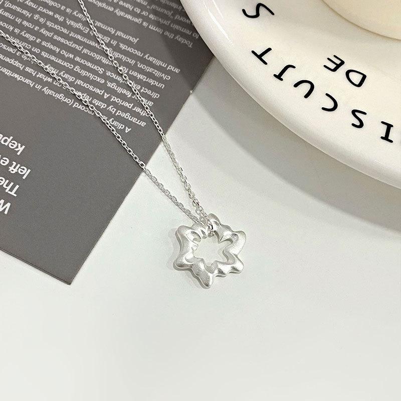 Hollow Out Flower Necklace, Light Luxury and Niche Design, Fashionable and Personalized, Versatile and High-end Neckwear