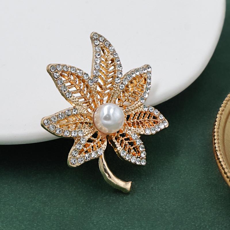 Pearl Maple Leaf Rhinestone Brooch - Fashionable Light Luxury Lapel Pin Jewelry Accessory.