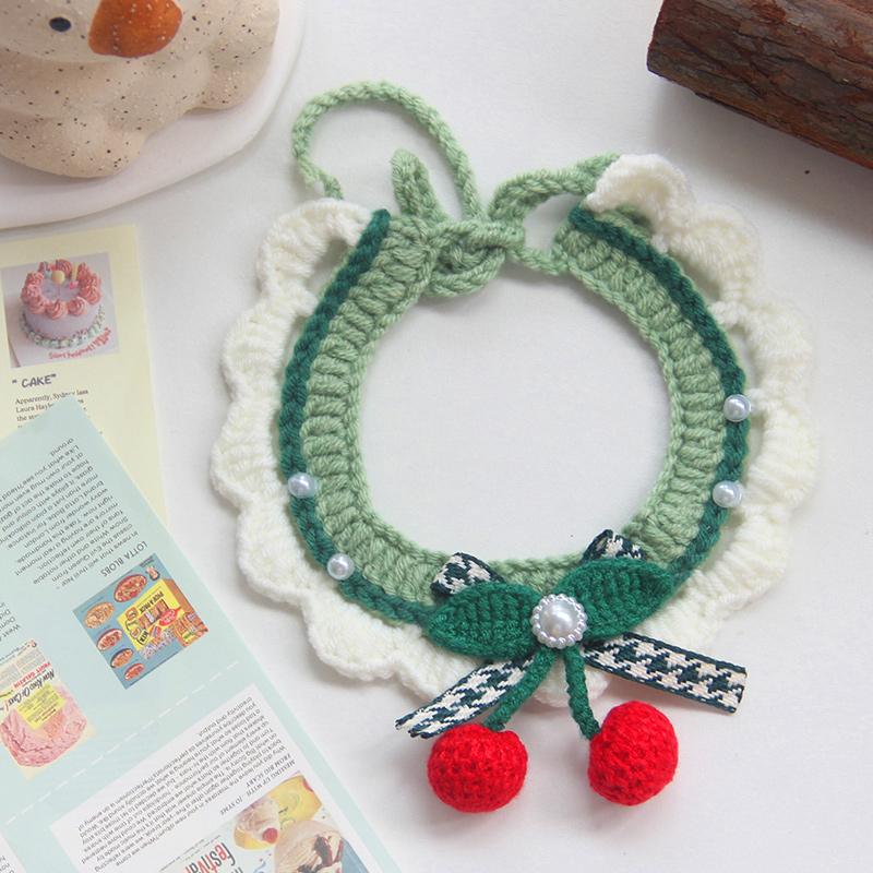 

Вязаный ошейник для домашних животных ручной работы - милый и уютный аксессуар для собак и кошек с соответствующим слюнявчиком для очаровательных фотосессий