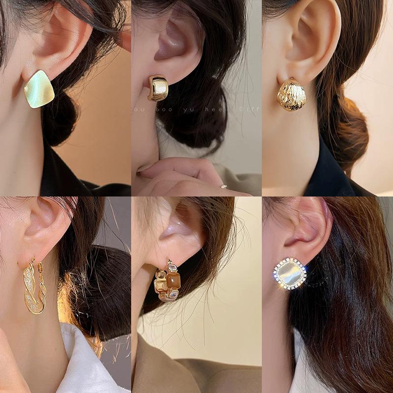 Elegant Pearl Stud Earrings: Simple, High-End Design for Autumn/Winter 2024