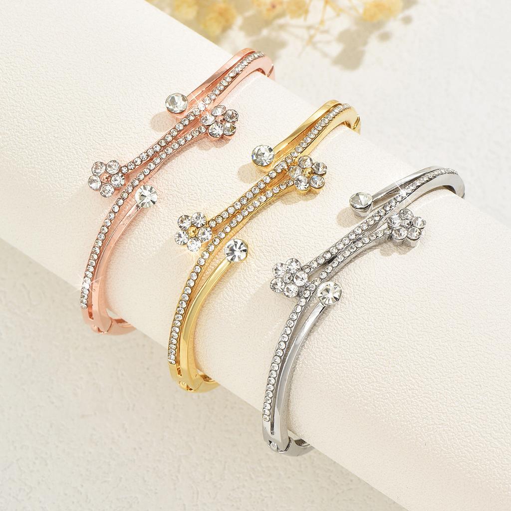 Diamond Bracelet, Fashion Temperament Hollow Love Geometric Bracelet Watch Accessories Simple Flower Bracelet