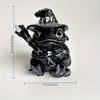 La nouvelle statue de grenouille sorcière en résine convient aux décorations de maison avec des chapeaux noirs et des squelettes