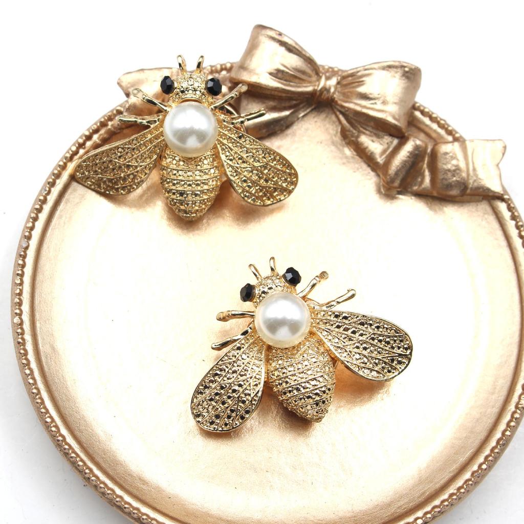 Handmade Bee Pearl Alloy Buckle Accessory for Shirts and Coats