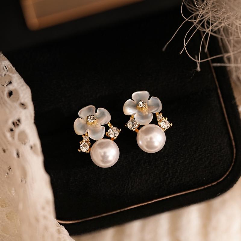 Exquisite White Flower Stud Earrings For Women Small Imitation Pearl Earrings Wedding Party Elegant Jewelry Gift