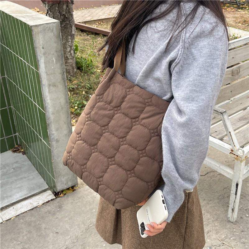 Minimalist Bag For Women With Special Material And Magnetic Closure For Daily Use