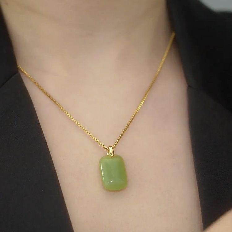 Green Amulet Pendant Niche Minimalist Necklace: Light Luxury Temperament Clavicle Chain, Fashion Versatile Jewelry