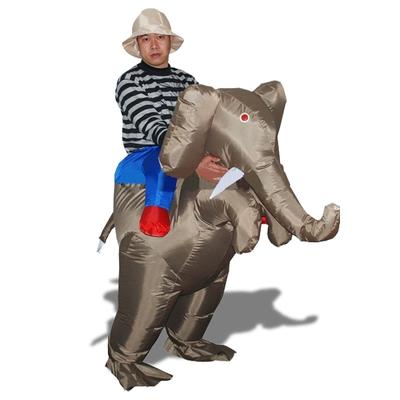 Entdeckerkostüm auf der Rückseite des Elefantenkostüms mit Hut
