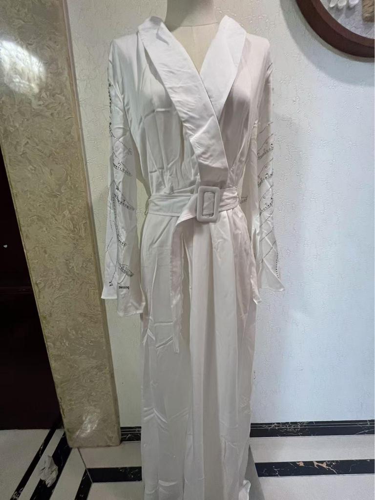 2024 Herbst Strassgürtelkleid Robe für Frauen aus dem Nahen Osten