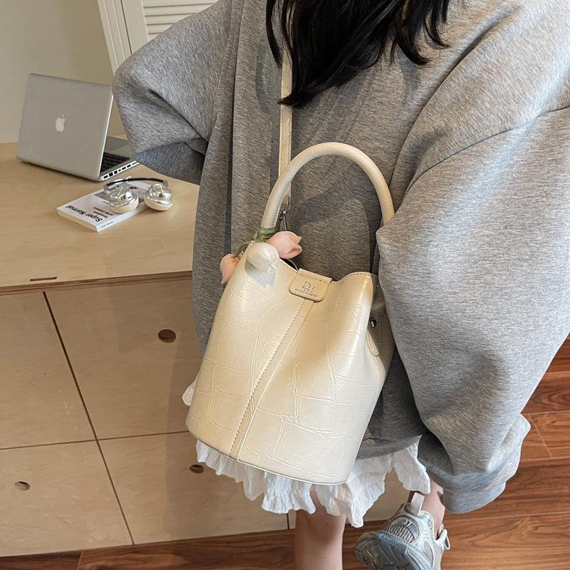 Bags Women's New Casual Commuter Handbags Fashion Versatile Shoulder Messenger Bags Niche Bucket Bags