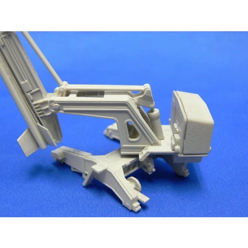 Aoshima Bunka Kyozai Space Craft Series No.06 1/20 Osumi Satellite & 1/150 Lambda Rocket