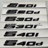 Maßgeschneidertes Heckemblem-Set für die neue 5er Reihe: 520i, 530i, 525d Modelle mit hochwertigen Hubraum-Emblemen.