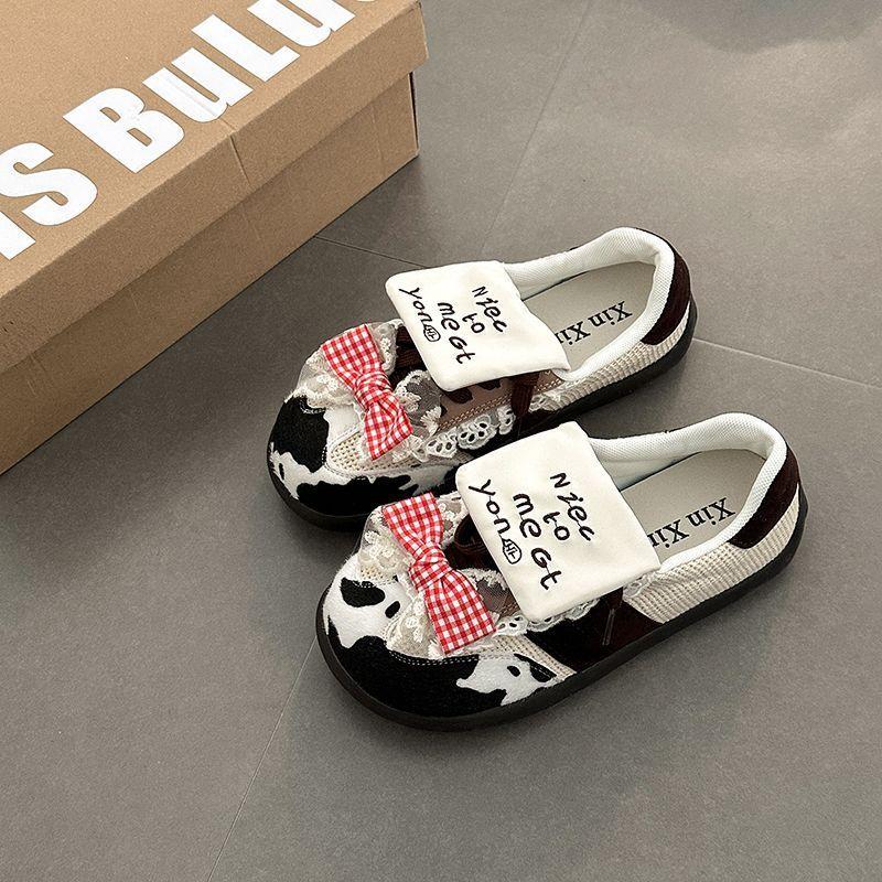 

Дизайн расцветки коровы милый и нежный, женские новые одинарные туфли на плоской подошве, на одном ремешке, студенческие повседневные туфли 35