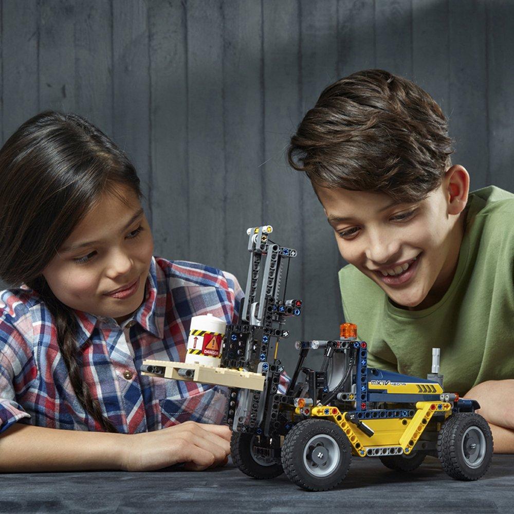 LEGO Technic Stavebnice vysokozdvižného vozíku pro těžký provoz Vícebarevná (592 kusů),