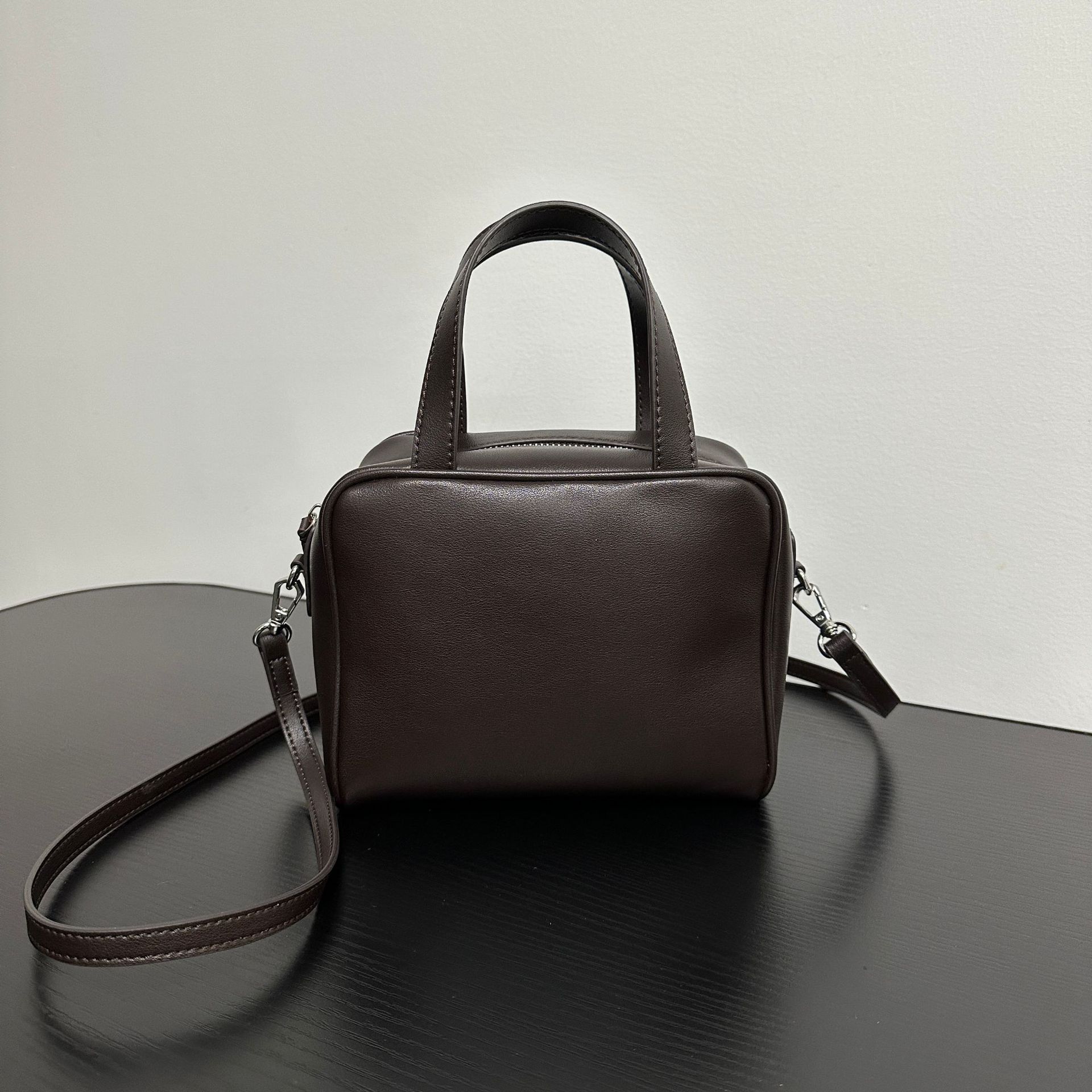

TR Same Ray Small Square Bag, Leather Simple Hand-to-shoulder Crossbody Bag, Tofu Bag, Hand-held Camera Bag, Tote Bag 19x9x16cm