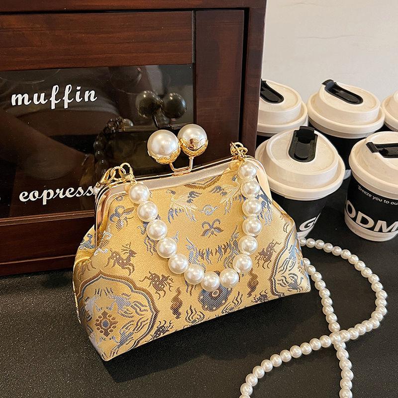 

New Chinese style small bag women s spring and summer new pearl handbag design sense versatile foreign style messenger bag