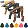 Højkvalitets zinklegering guitar capo med 5 celluloid plektre (Tilfældige farver) - Passer til akustisk, elektrisk, klassisk og ukulele