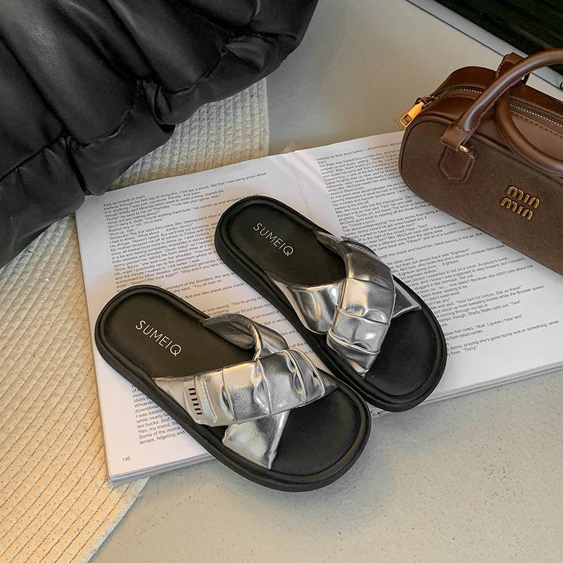 

Тапочки женские летние для улицы модные новые универсальные крест мягкая плоская подошва с юбкой нескользящие шлепанцы на перемычке 40 серебряный