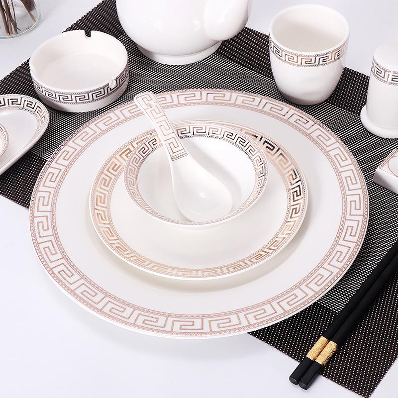 Set di Stoviglie in Ceramica di Lusso: Piatto, Ciotola, Cucchiaio e Tazza in Osso con Bordo Dorato - 4 Pezzi per Eleganza di Hotel e Ristorante