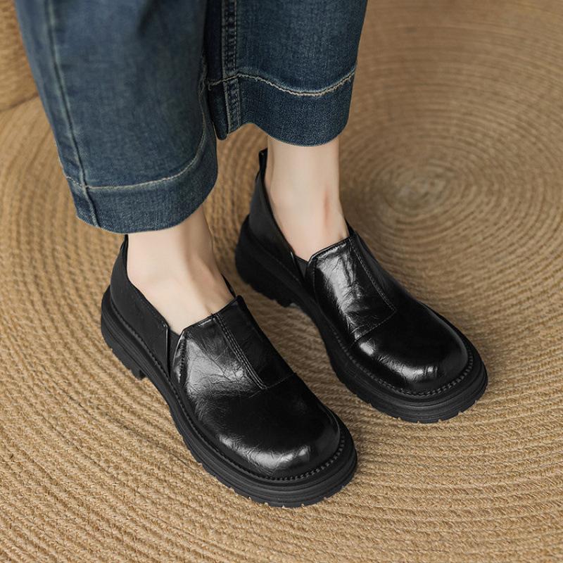 

New casual one-pedal small leather shoes casual black large size shoes thick sole non-slip rubber sole women s shoes low heel single shoes 39