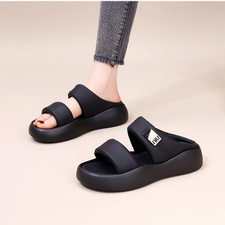 

Summer new thick-soled slippers for women s summer outer wear, high-end sense versatile metal word soft bottom beach 35 чорний