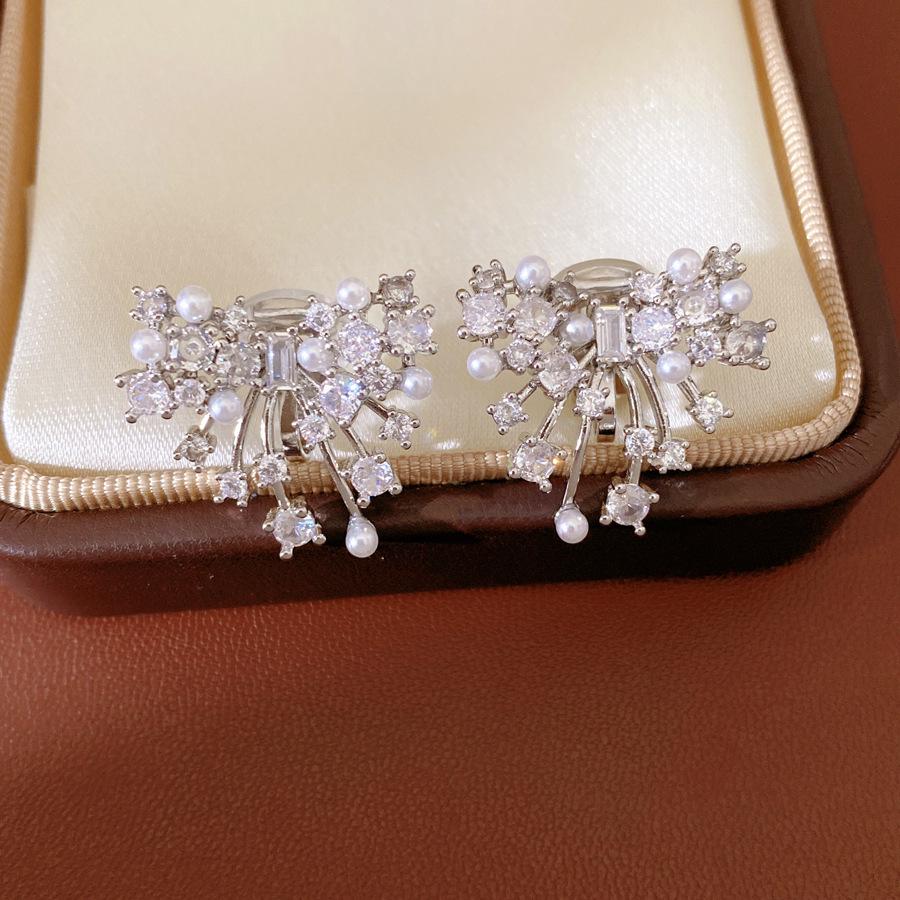 Zircon Pearl Bow Ear Cuff – Chic Luxury Earrings for a High-Class Look