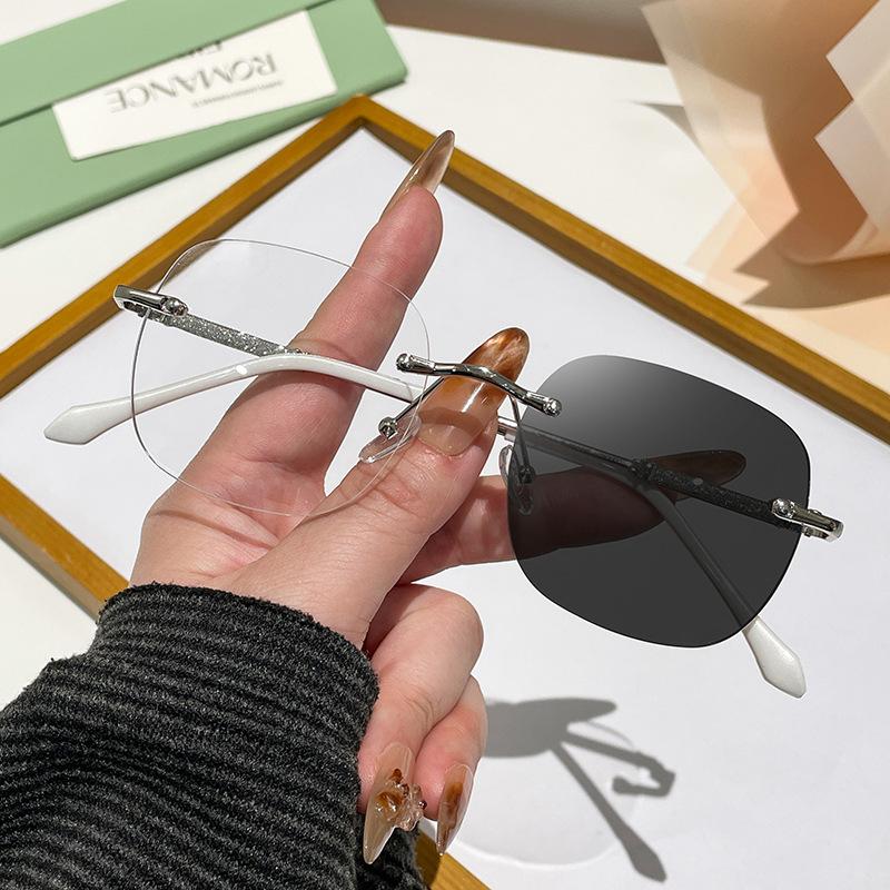 

Фотохромные Очки с Защитой от Синего Света Модные Женские Квадратные Без Оправы Очки Наружный Аксессуар Очки для Фотосъемки в Отпуске серебряный