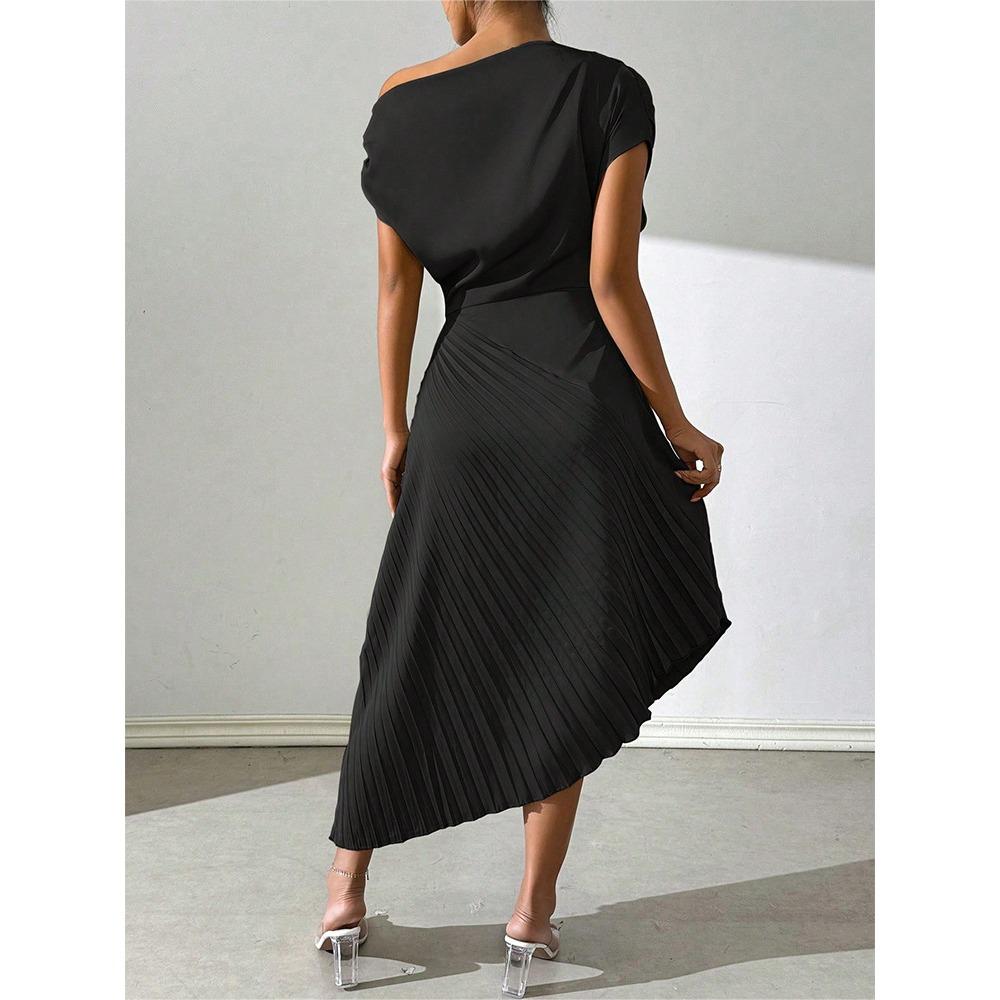 Sommar ny elegant sned axel en-ords krage plisserad höftomslutande design oregelbunden klänning dam