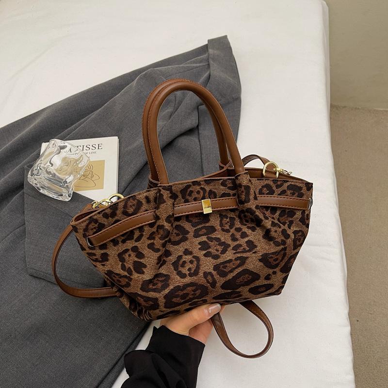 

Niche leopard print bag women s 2025 autumn new fashionable messenger bag suede commuter portable small bag