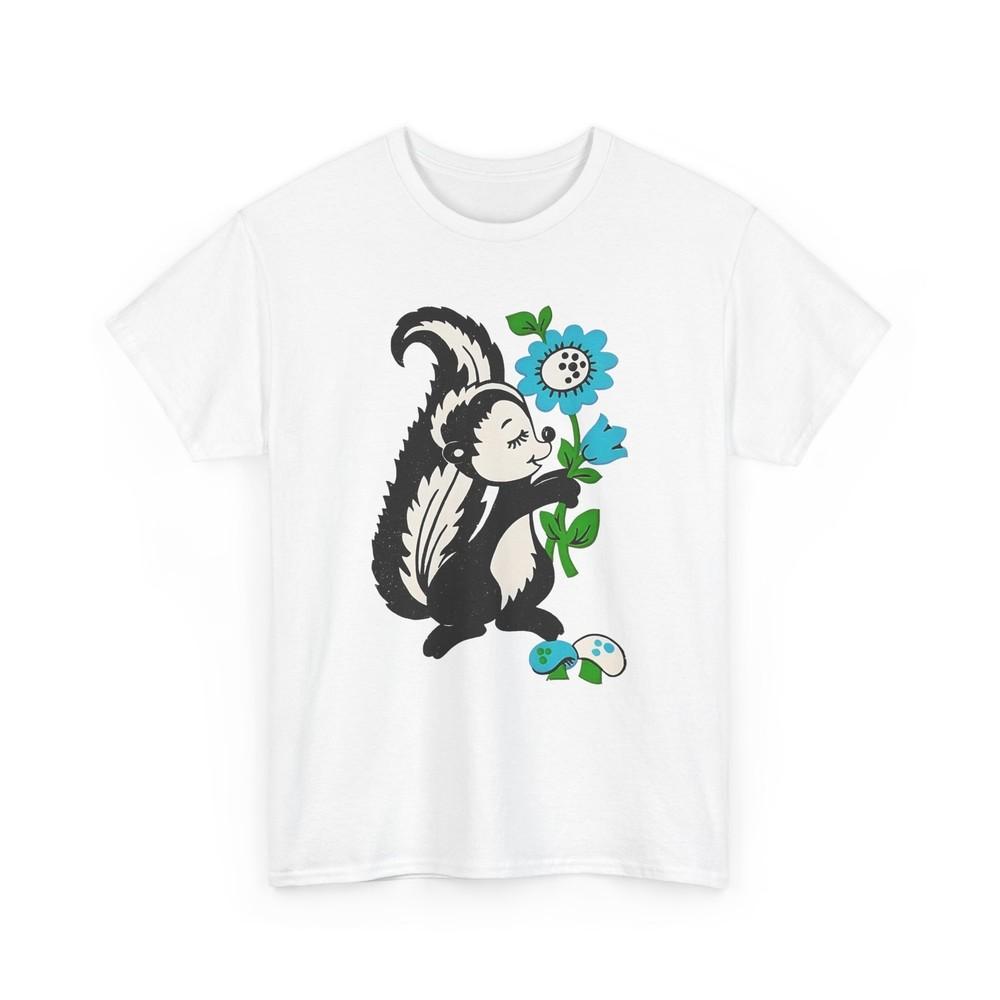 

adorable cartoon skunk, flowers, and toadstools 1970s graphic tshirt L