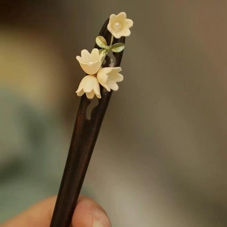 Sandalwood Women's Hairpin: Elegant Modern-Chinese Style Wooden Updo Stick