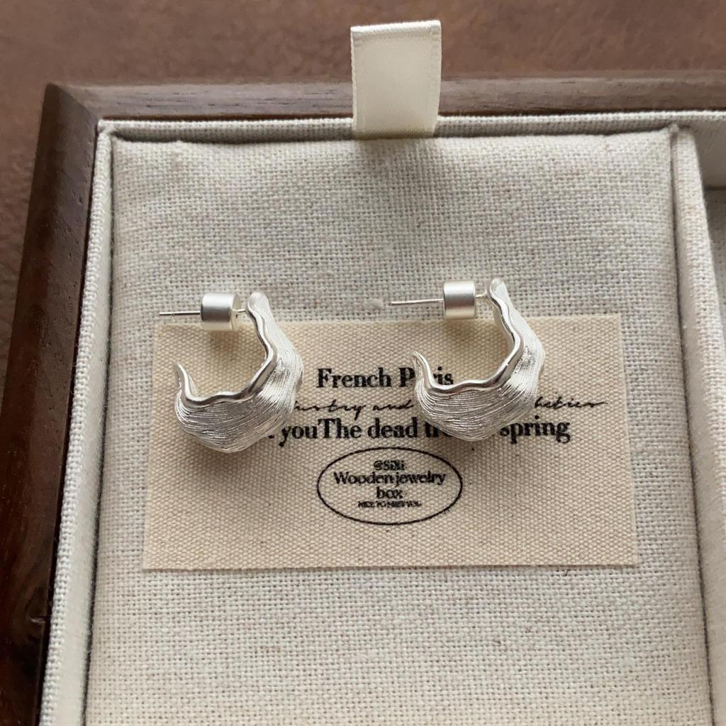 "Vintage Creamy Yellow Starfish Ear Clips: Elegant and Cute, Piercing-Free Sea Star Earrings"