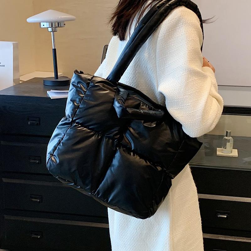 New Women's Bag High End Down Jacket Handbag Large Capacity Fashionable Autumn and Winter Cotton Jacket Shoulder Bag Commuting Toy Bag