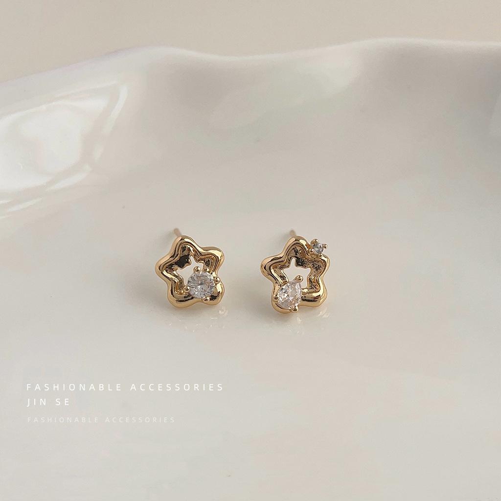 Wind slightly inlaid zircon mini version hollow small flower stud earrings temperament commuter new earrings