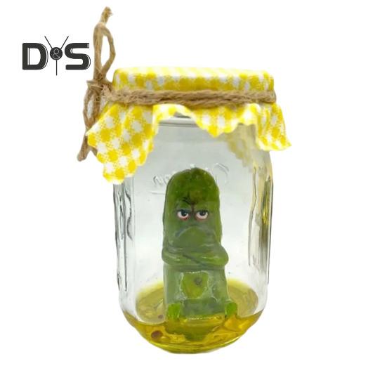 

Скульптура сварливого маринованного огурца в прозрачной банке. Грустная тревожная фигурка из маринованных огурцов. Статуя. Украшение для домашнего офиса и рабочего стола. Рождественский подарок. A