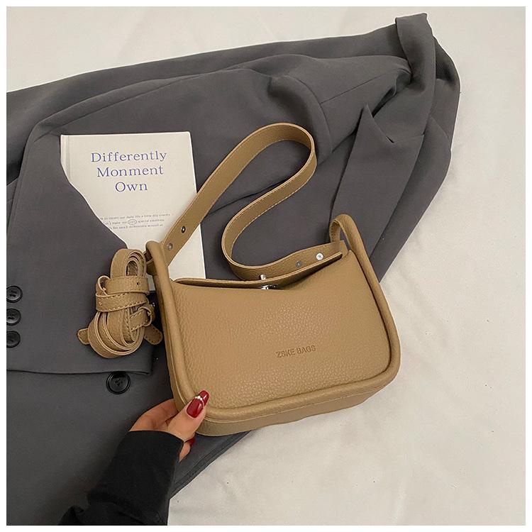 

Korean version of simple and fashionable commuter portable small bag women s 2025 spring new high-end shoulder messenger small square bag