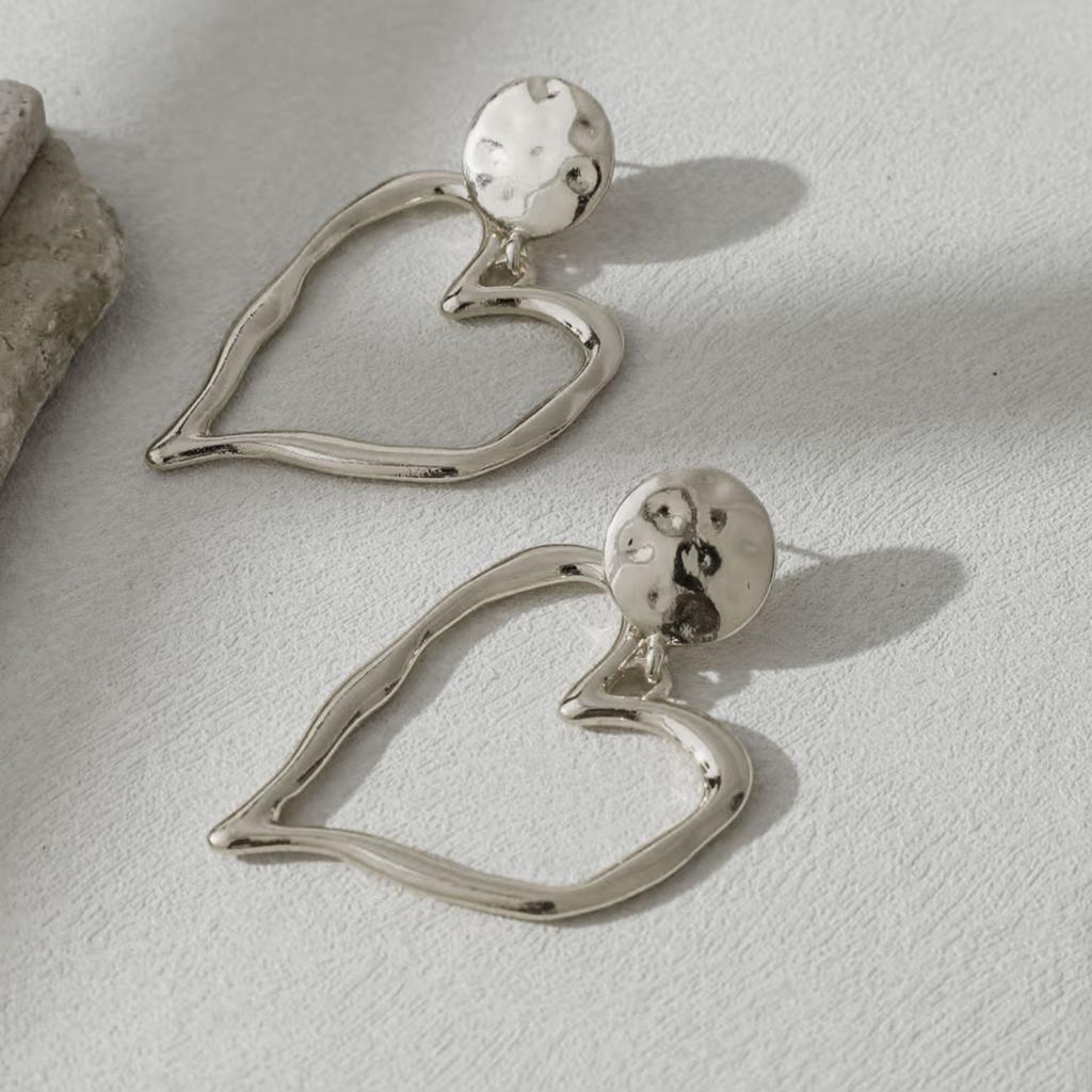 Fashionable Love Earrings Elegant Earrings Simple and High-end Design Suitable for Daily Wear