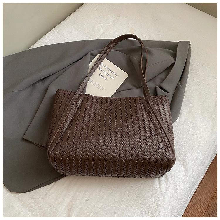 Large capacity bag women's tote bag 2025 new retro versatile shoulder bag woven pattern fashion underarm bag