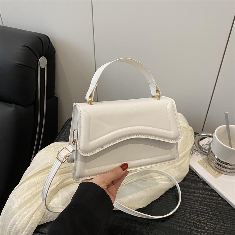 Personalized trend contrasting colors, fashionable and simple 2025 summer indentation new single shoulder oblique span portable small square bag