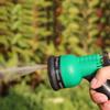 8-Funktionen Grüner Garten- & Autowasch-Wassersprühdüse - Mehrzweck-Sprüher & Bürste für Blumen, Autos und Böden.