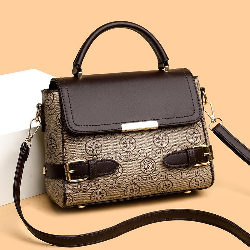 Атмосферная женская сумка-мессенджер — фото 11