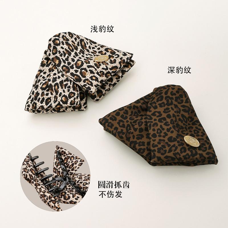 Acrylic fabric leopard print triangular grab clip autumn and winter retro back head shark clip light luxury high-end hairpin hair accessories