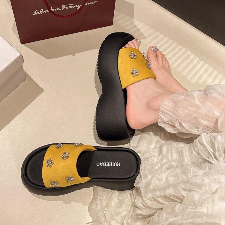 

Женские однотонные тапочки на толстой подошве 2025 года, европейские, летние, новые модные и простые цветы, квадратная голова, открытые носки, классные тапочки 35 жёлтый