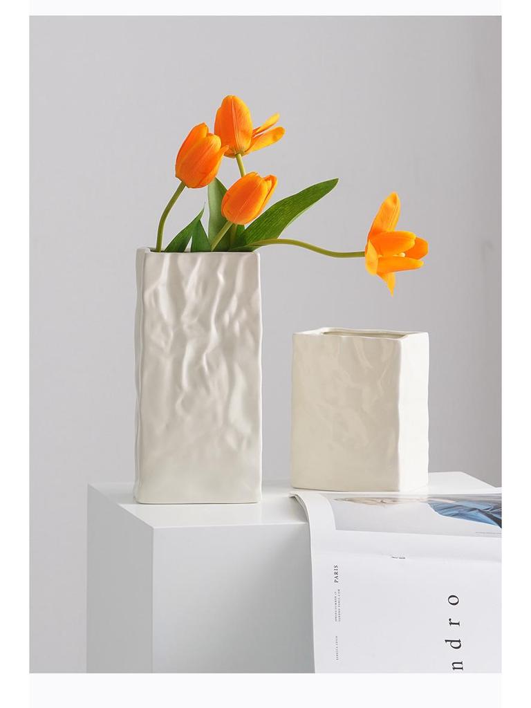 Skandynawski biały ceramiczny wazon na suszone lub świeże kompozycje kwiatowe w wystroju salonu