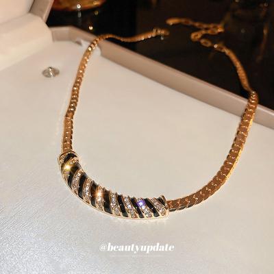 Europäisches und amerikanisches Metall Schwerindustrie Design Halskette Retro klassisch gestreifte Schlüsselbein Kette Halskette trendig Diamant besetzt Luxus Halskette Damen